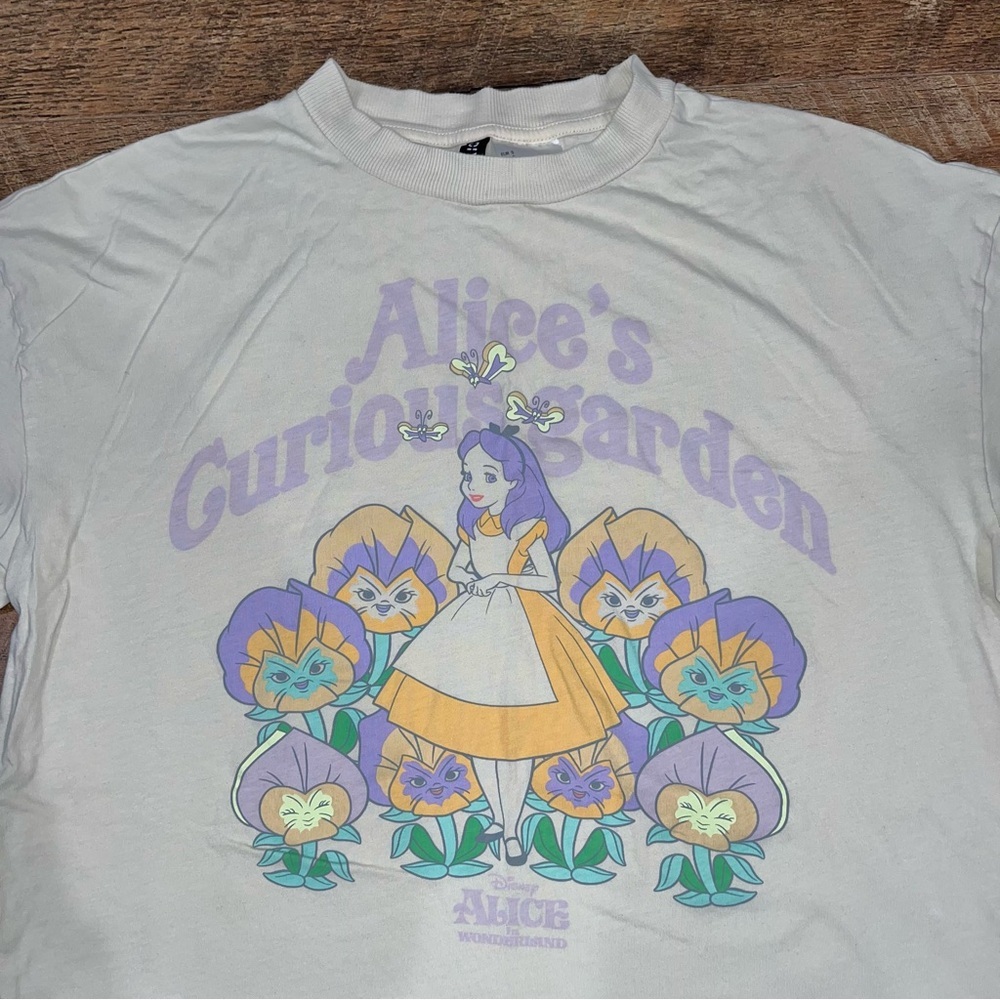 Disney Alice’s Curious Garden T-Shirt Size Small - Picture 9 of 9